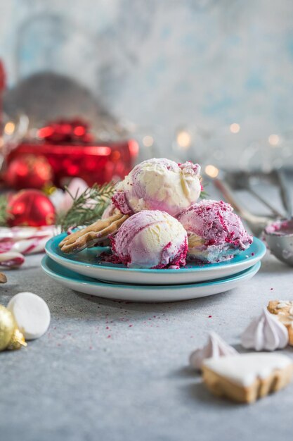 Colheres de sorvete de cana de doces no prato e decoração de Natal. Sobremesas de ano novo