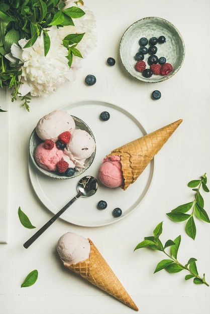 Colheres de waffle de sorvete de morango e coco rosa vista superior