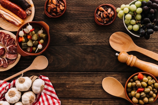 Foto colheres e guardanapo perto de comida e especiarias