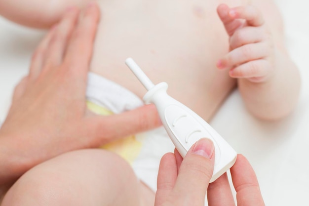 Cólico en recién nacidos. Las nalgas del bebé y el tubo de ventilación. Un dispositivo que ayuda con los cólicos en los bebés.