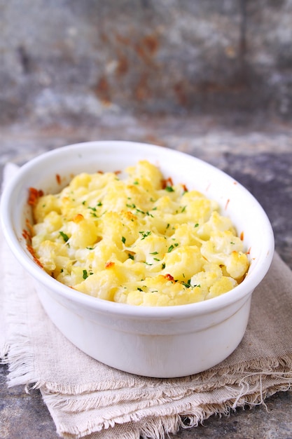 Coliflor Al Horno Con Queso En Un Tazón Blanco