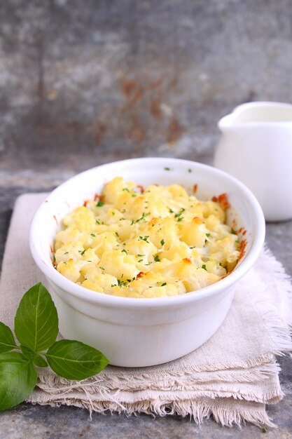 Coliflor Al Horno Con Queso En Un Tazón Blanco