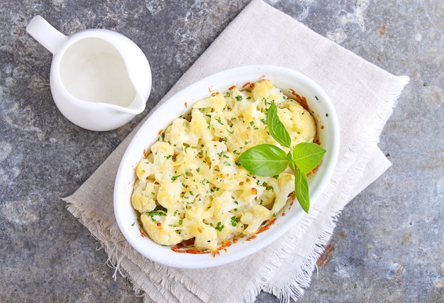 Coliflor Al Horno Con Queso En Un Tazón Blanco