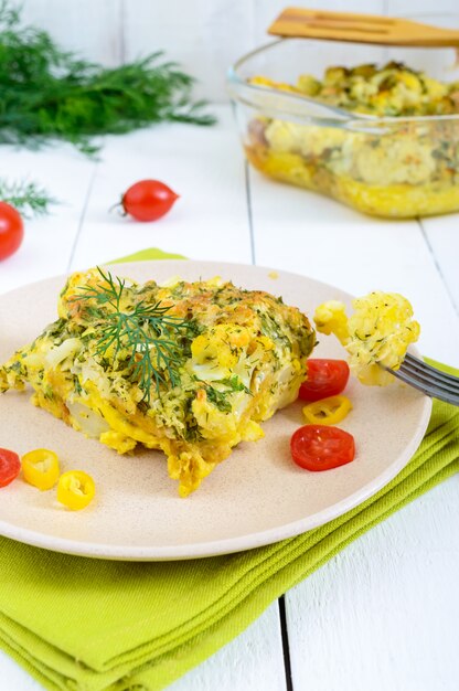 Coliflor al horno con queso, verduras y huevos.