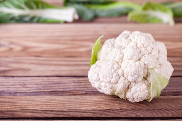 Coliflor cruda en mesa de madera