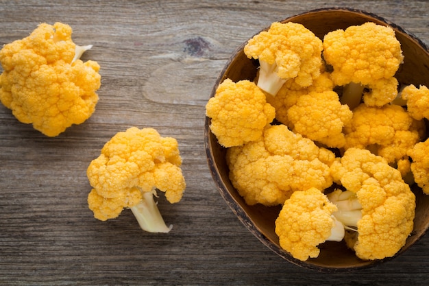 coliflor ecológica en la mesa de madera.