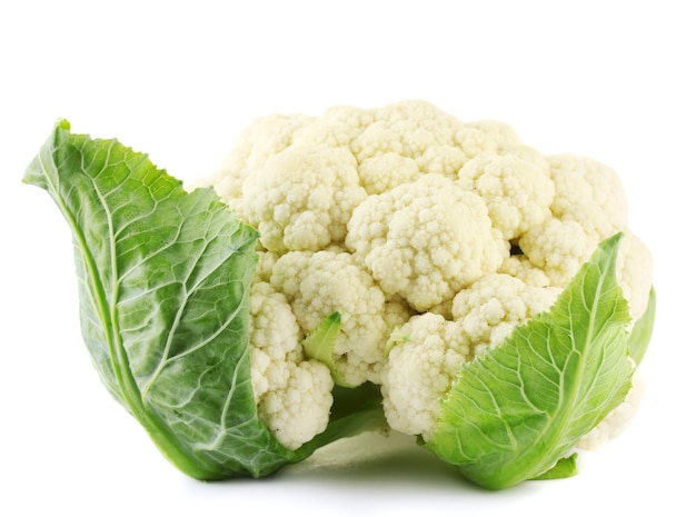 Coliflor fresca aislada en blanco