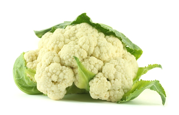 Coliflor fresca aislada en blanco