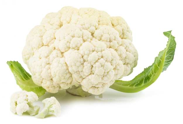 Coliflor fresca aislado en blanco