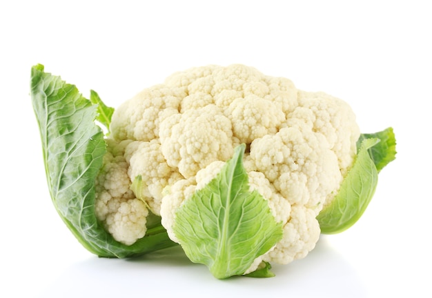 Coliflor fresca en blanco