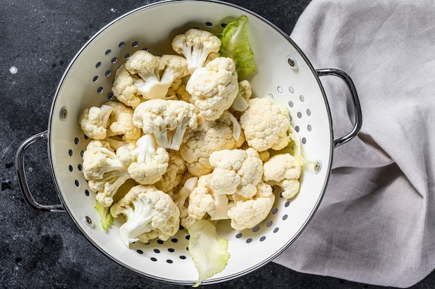 Coliflor fresca lavada cortada en trozos en un colador