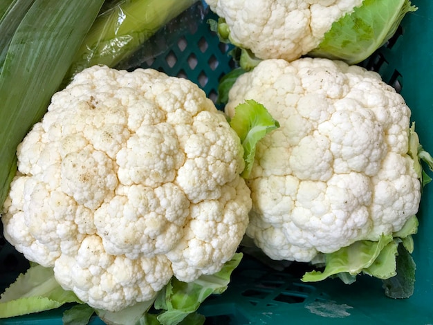 coliflor fresca en el mercado