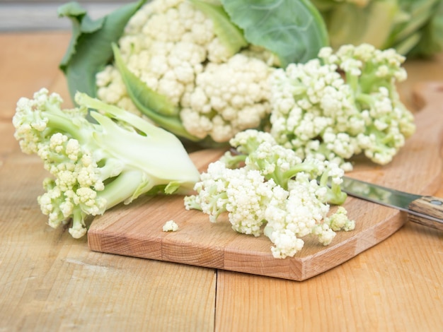 Coliflor fresca en una mesa de madera