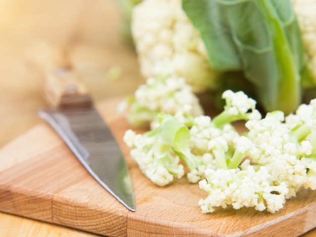 Coliflor fresca en una mesa de madera