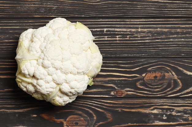 Foto coliflor fresca sobre una mesa de madera marrón