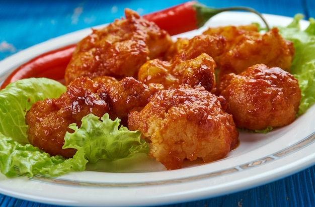 Coliflor frita coreana, verdura frita en tempura.