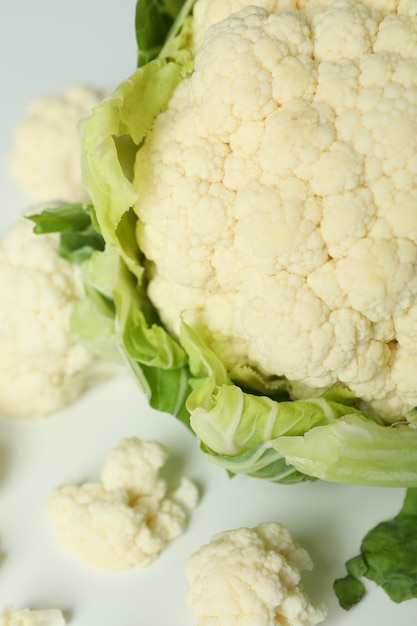 Coliflor jugosa fresca con rodajas sobre fondo blanco.