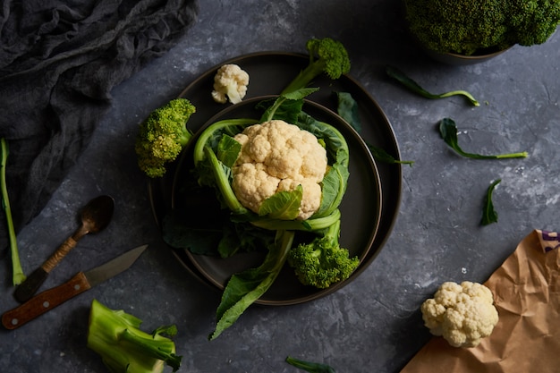 Coliflor orgánica y brócoli en un plato