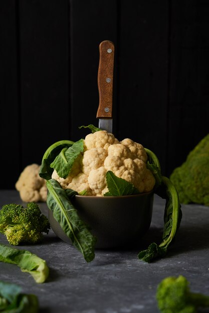 Coliflor orgánica y brócoli en un plato