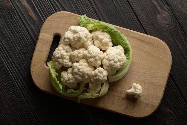 Coliflor orgánica fresca cruda sobre un fondo de madera Concepto de dieta baja en carbohidratos de alimentación saludable