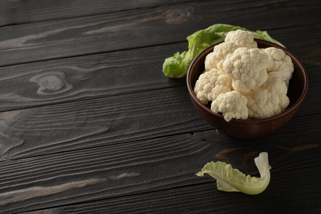 Coliflor orgánica fresca cruda sobre un fondo de madera Concepto de dieta baja en carbohidratos de alimentación saludable