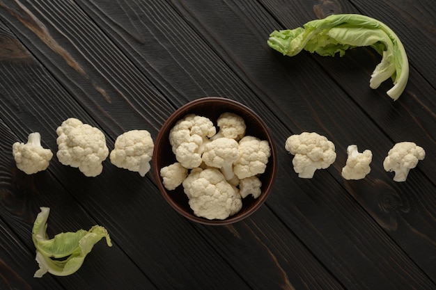 Coliflor orgánica fresca cruda sobre un fondo de madera Concepto de dieta baja en carbohidratos de alimentación saludable