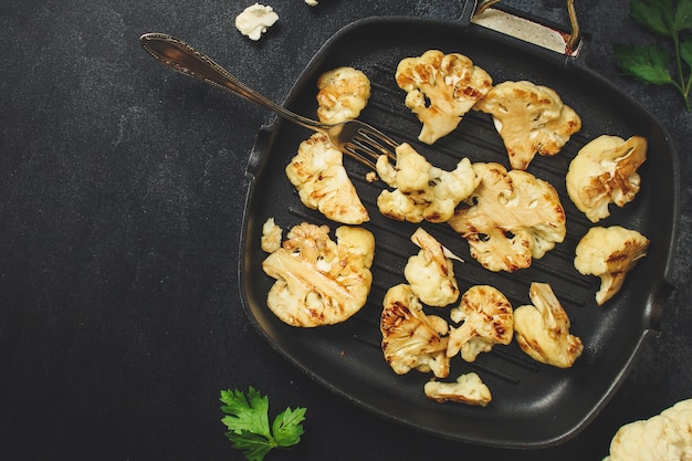 coliflor a la parrilla (verduras a la parrilla fritas o ensalada de aperitivos, bruschetta con tomate)