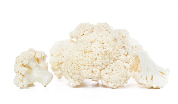 Coliflor. Pieza aislada en blanco.