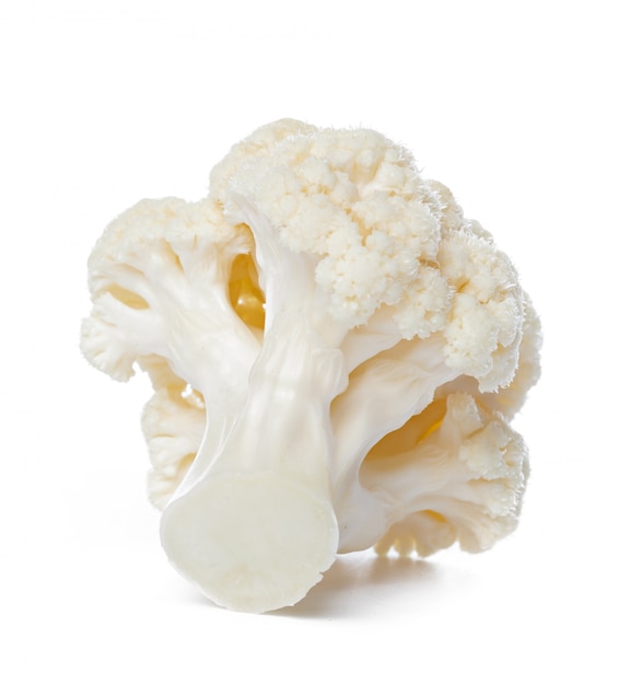 Coliflor. Pieza aislada en blanco.