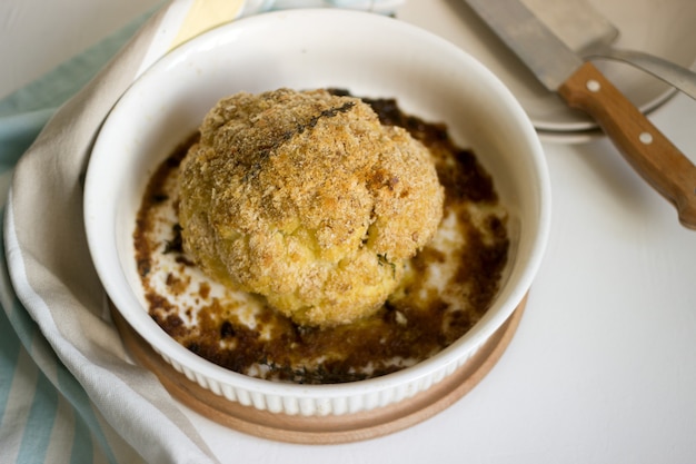 Coliflor rellena con acelgas y pan rallado. Estilo rústico