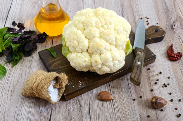 Coliflor en una tabla para cortar