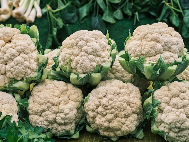 Coliflores frescas en el mercado