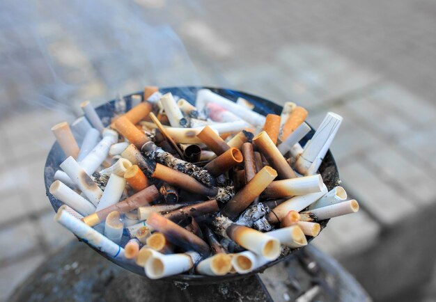 Colillas de cigarrillos en el cenicero. Cierra el montón de muchas colillas de cigarrillos fumando, colillas de cigarrillos en el cenicero