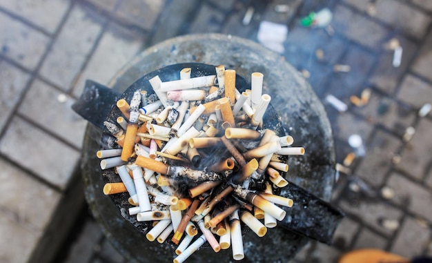 Colillas de cigarrillos en el cenicero. Cierra el montón de muchas colillas de cigarrillos fumando, colillas de cigarrillos en el cenicero