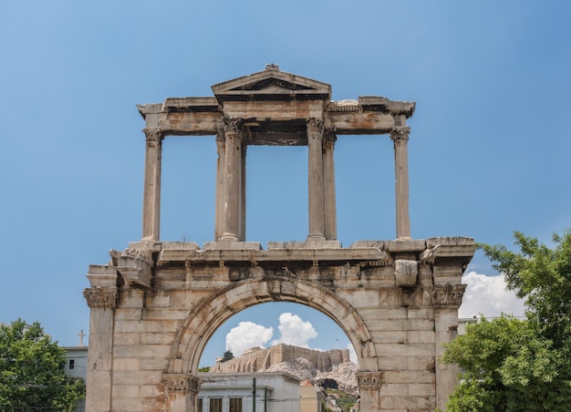 La colina de la Acrópolis se eleva sobre el Arco de Adriano en Atenas