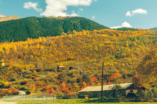 Colina colorida con pequeño pueblo de campo rural.