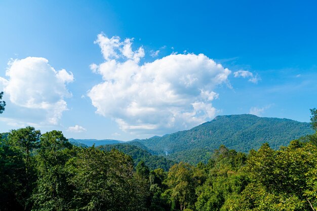 Foto colina com nuvens e céu azul