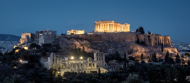 Colina da Acrópole com o famoso Parthenon à noite Atenas Grécia Antiga Acrópole é o principal marco de Atenas