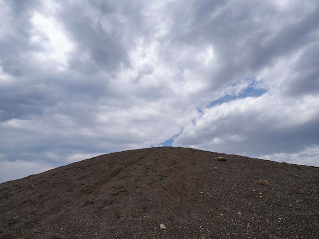 Colina de areia e céu nublado