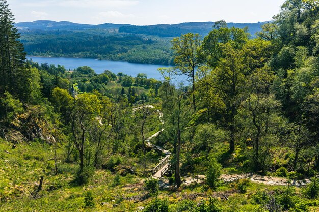 Colina de Ben A'an e Loch Katrine no Trossachs Escócia