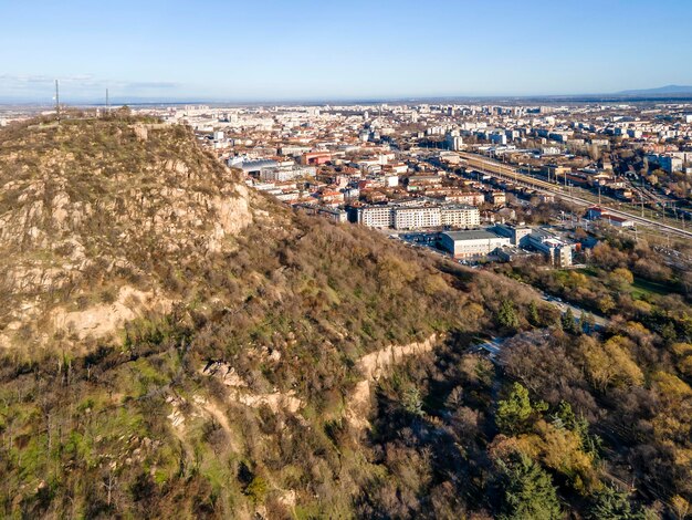 Colina de Dzhendem tepe y panorama a la ciudad de Plovdiv Bulgaria