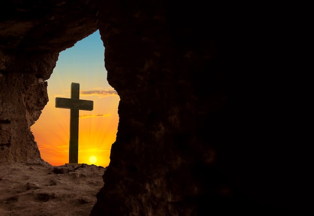 Colina del Gólgota de la mañana de Pascua con siluetas de la cruz Fondo de resurrección con fondo abstracto de luz solar con espacio de copia para texto