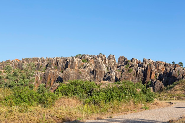 La Colina de Hierro Cerro del Hierro paisaje erosionado de algunas antiguas minas abandonadas en el Parque Natural de la Sierra Norte de Sevilla Andalucía España