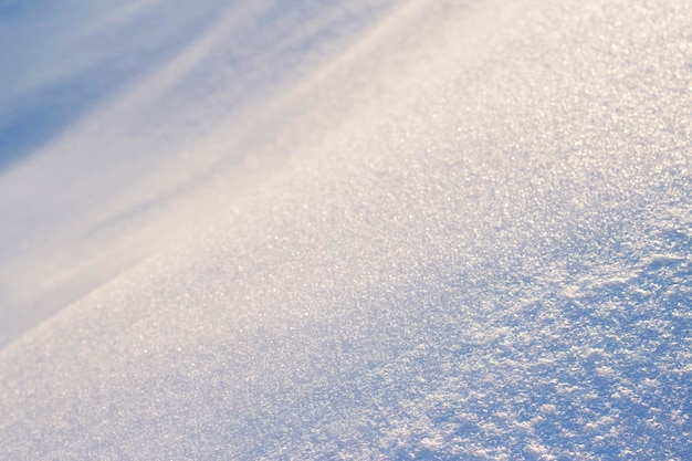 colina de nieve con luz solar cálida