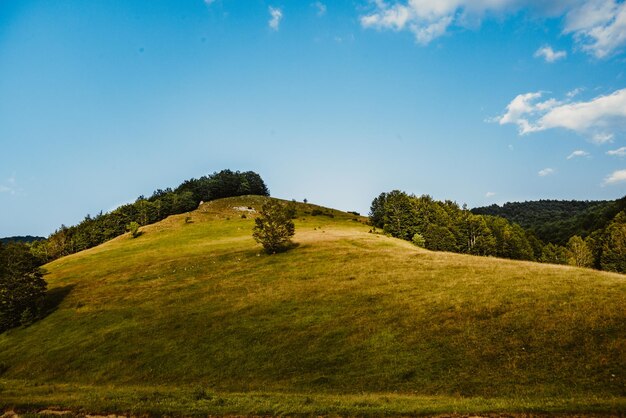 colina con nubes y cielo