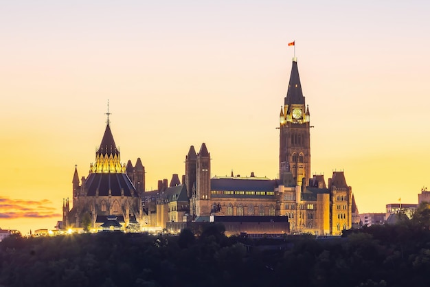 Colina del Parlamento en el centro de Ottawa Horizonte del paisaje urbano de Canadá