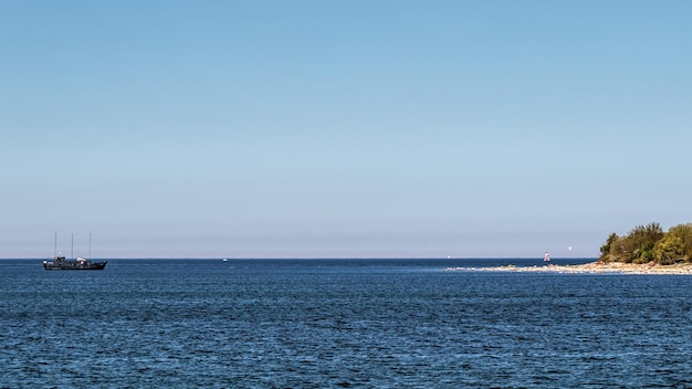 Colina rochosa à beira-mar