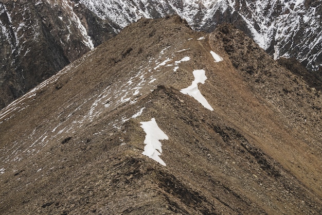 Colina rochosa de uma enorme montanha de neve