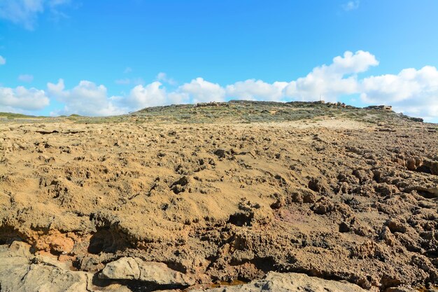 Colina rocosa bajo un cielo azul en Argentiera Cerdeña