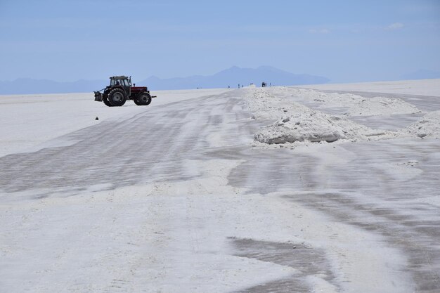 Colina de sal secándose bajo el sol boliviano en el Salar de Uyuni Bolivia